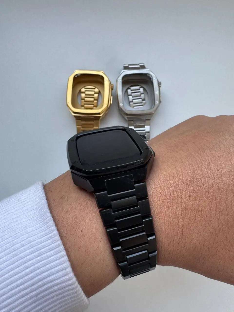 Metallic strap apple watch case